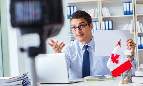 emigrar_a_canada_a_traves_de_oferta_laboral hombre sonriendo en su puesto de trabajo en canada